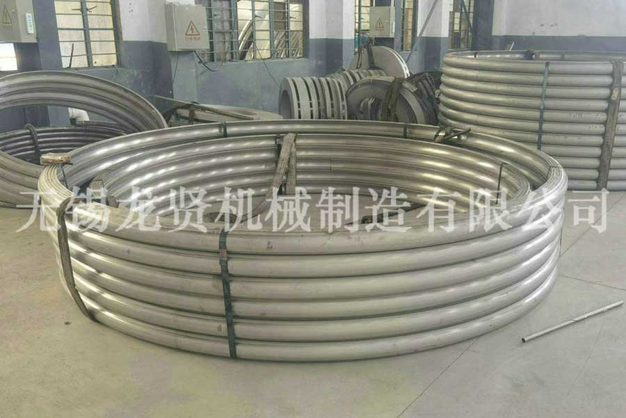 高速公路上的半圓管！